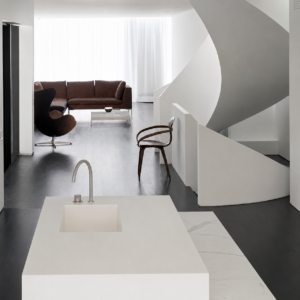 Escaleras curvas: el termoformado que solo el Solid Surface permite