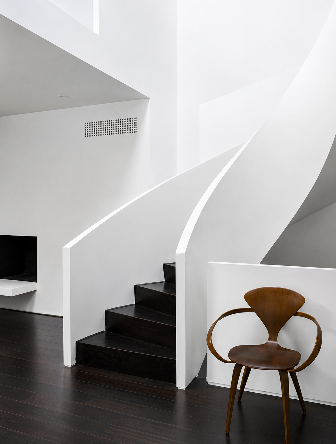 Escalera curva y revestimiento de pared en Solid Surface